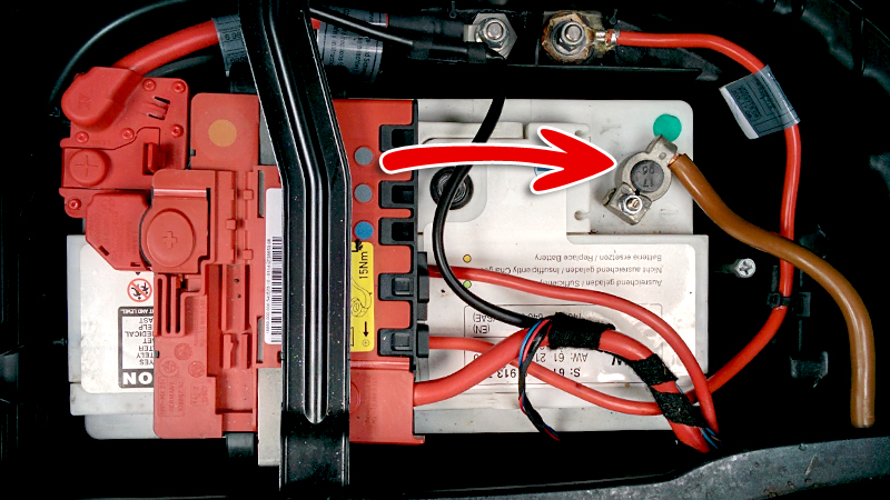 BMW 1er Batterie abklemmen